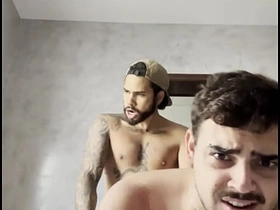 小鲜肉给兄弟爽了一把 hot young asian male gay sexual connection videos