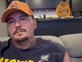 老子招待客人最到位，请喝酒喝水，含鸡巴，还用换挡杆捅他们屁眼 hairy asian men gay sex videos