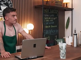 猛男片——莉莉撞见德雷克·冯和特雷弗·布鲁克斯搞逼，随后加入咖啡店激情3P asian gay bareback sex videos