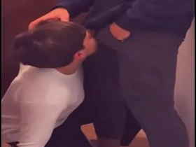 送披萨的小哥毫不留情地干我 asian gay toilet sex videos