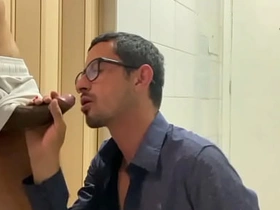 干到兴起把受的衣服撕烂，他穿着内裤跑了 asian gay blowjob sex videos