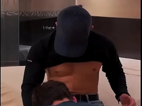 我给送气球的小哥额外小费，结果他把我操得爽翻天 asian gay actor sex videos