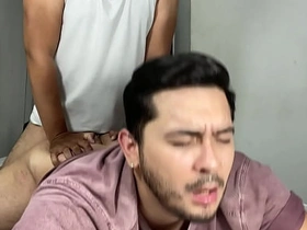 趁他老婆睡着...继父在房间里把我当婊子干 - 同志乱伦 无套内射肛交 gay sexual relations videos asian download