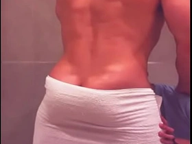 看到哥们从酒吧回来洗澡 忍不住冲进淋浴间跟他搞 oldman asian gay sex videos