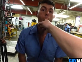 饥渴男人们在车间里3P狂操 asian tourist house joyous sex videos