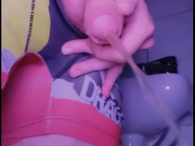 小白脸在厕所撒尿后舔自己的尿 asian handsom gay sex videos