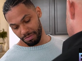 地下男孩 - 发情的托尼爬向布洛克鼓胀的裤裆 hot asian gay romance sexual intercourse videos