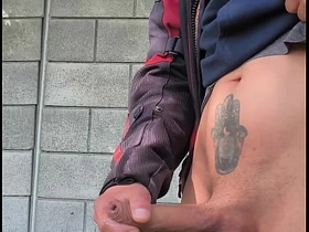 知道远处有人看我自慰，我鸡巴硬得不行 asian gay gang sex videos