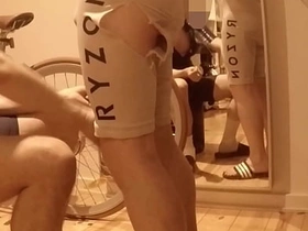 受伤自行车手继父与饥渴关怀儿子 - 第一部 免费 asian gay army sex videos