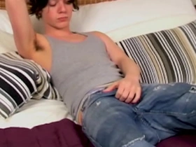 HomoEmo：情绪摇滚骚货桑迪·詹金斯在床上撸硬屌 asian hot sex videos gay