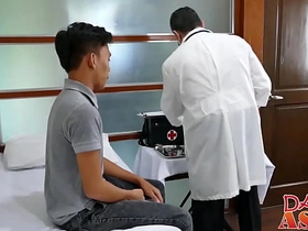 可爱嫩屄Jude被老同志Mike猛干 sex xxx videos gay asian