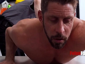 小偷只有两个选择：要么操警卫，要么在监狱里被操 gay sex videos asian boys