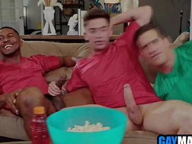 足球粉被黑白基友轮着用 teen gay intercourse videos asian