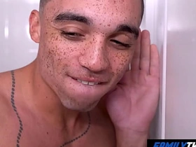 家庭嫩肉 - 看我朋友和他继父搞 asian popular teen hd gay sex videos