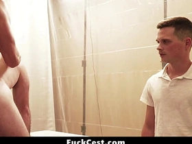 那男人毫不掩饰他青筋暴起的勃起鸡巴 - 乱伦性交 asian hot men gay mating videos