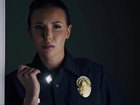 警察闯入外星扶她家 - 性渴寄生虫把辣妹变人妖 asian old young gay sex videos