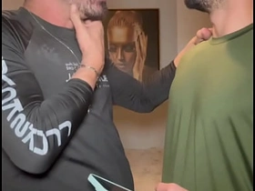 朋友看到我手机相册里的屌照非要看实物 结果忍不住直接口了起来 asian mature gay sex videos