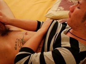 亚洲基佬在床上撸鸡巴 hot asian joyful sex videos synchronic