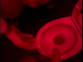 业余小帅哥在俱乐部厕所看朋友撒尿，伸手帮忙然后自己硬了... asian gay porn sex videos