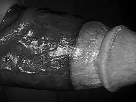 抹油的发情男人呻吟着撸他的大黑屌 big lund asian gay sex videos