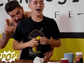 TWINKPOP - 嫩仔乔伊·米尔斯用打发奶油和糖粒装饰克里斯·该死的鸡巴 变成美味点心 asian gay sex videos back audio