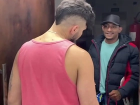 收货时让快递员上楼 他用肉棒当报酬还射了我满嘴 asian gay nipple sex videos