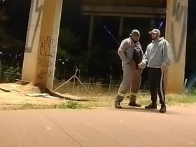 摩托车手VS打工仔 撒完尿转身就求口交 old asian uncle gay sex videos