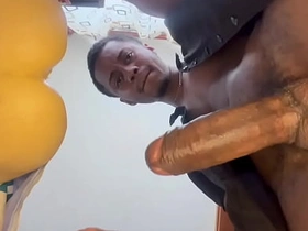 老爹边吐口水边用飞机杯撸他那根大屌，最后射了 asian gay sleep sex videos