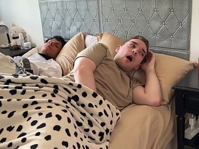 别出声，别让你继兄发现！- 与大鸡巴纹身拉丁小鲜肉3P asian gay sex videos and pictures