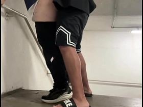 楼道贱货求楼梯间挨操，老子如她所愿狠狠干了 hard gay sex videos asian