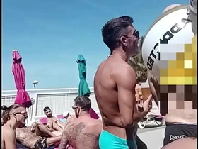 泳池边的口交盛宴：我的鸡巴是2025 Grabbys周末的主角！ asian gay kiss and sex videos