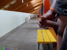 我在公共更衣室撸我厚包皮鸡巴，差点被抓到两次。 mature asian pater gay coitus videos