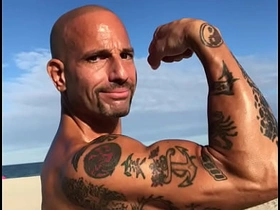 海滩上炫耀超大量精液 asian+gay+sex+videos