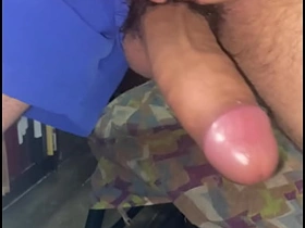 快来看这个猛男射精！ asian gay toilet coition videos