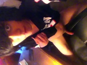 嫩0用光滑鸡巴磨椅子 隔着涤纶T恤手淫 asian gay coitus recent videos