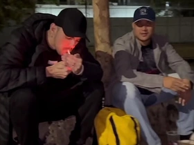 哥们在球场喝酒结果搞起基来，突然冒出个流浪汉让一切更有意思了 asian gay romantic sex videos