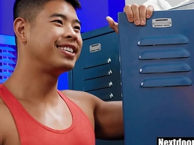 亚裔肌肉男被大屌朋友猛干 gay sex videos asian muscular