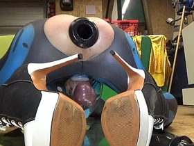 Extremeslut66 戴着隧道塞放屁，同时往屁眼里塞一根长假阳具 asian gay copulation videos boyfriend tv