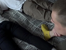 瘦仔带朋友来家玩——趁他们打游戏时，他和继父把他们全干了 asian top gay sex videos