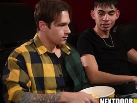 深柜男在电影院约炮基佬情人 asian gay lovemaking videos fling