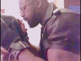 肌肉男BDSM跨种族玩乳头 舔肛打飞机 asian coitus videos gay