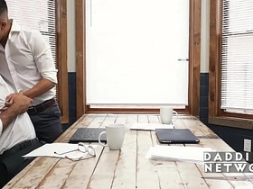 加班时间被他压在身下 xxx asian gay sex videos