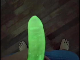 我试了霓虹避孕套 - 看它在黑暗中发光 asian gym boys gay sex videos