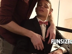 与嫩男友的情人节约会 asian public toilet careless sex videos